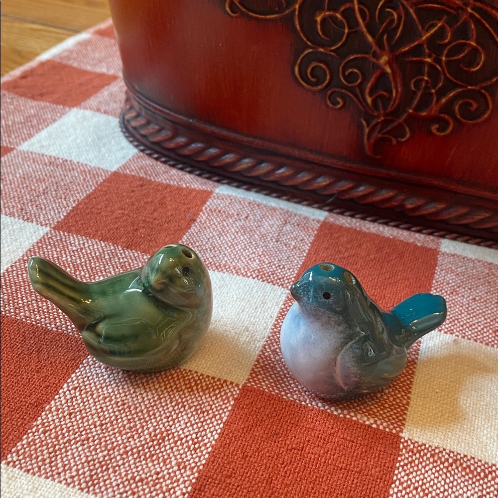 Vintage LIKE NEW Blue Green Bird Salt & Pepper Shaker Set - Collector Item